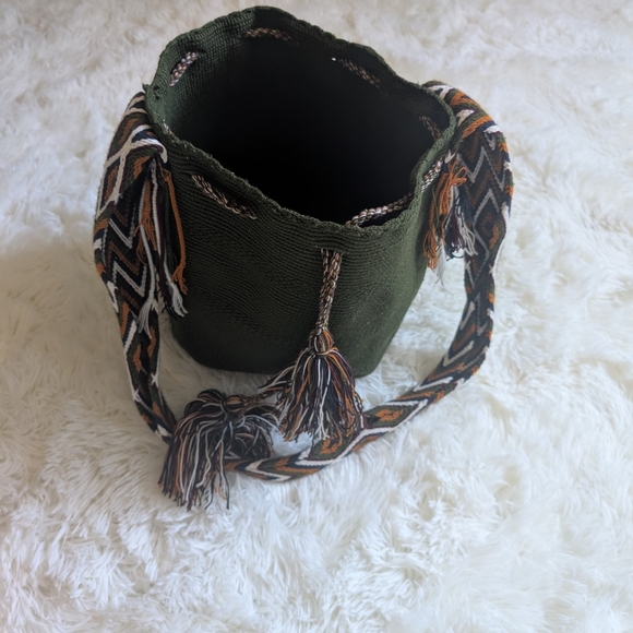 Elegant Olive Green Woven Shoulder Bag - Picture 12 of 14